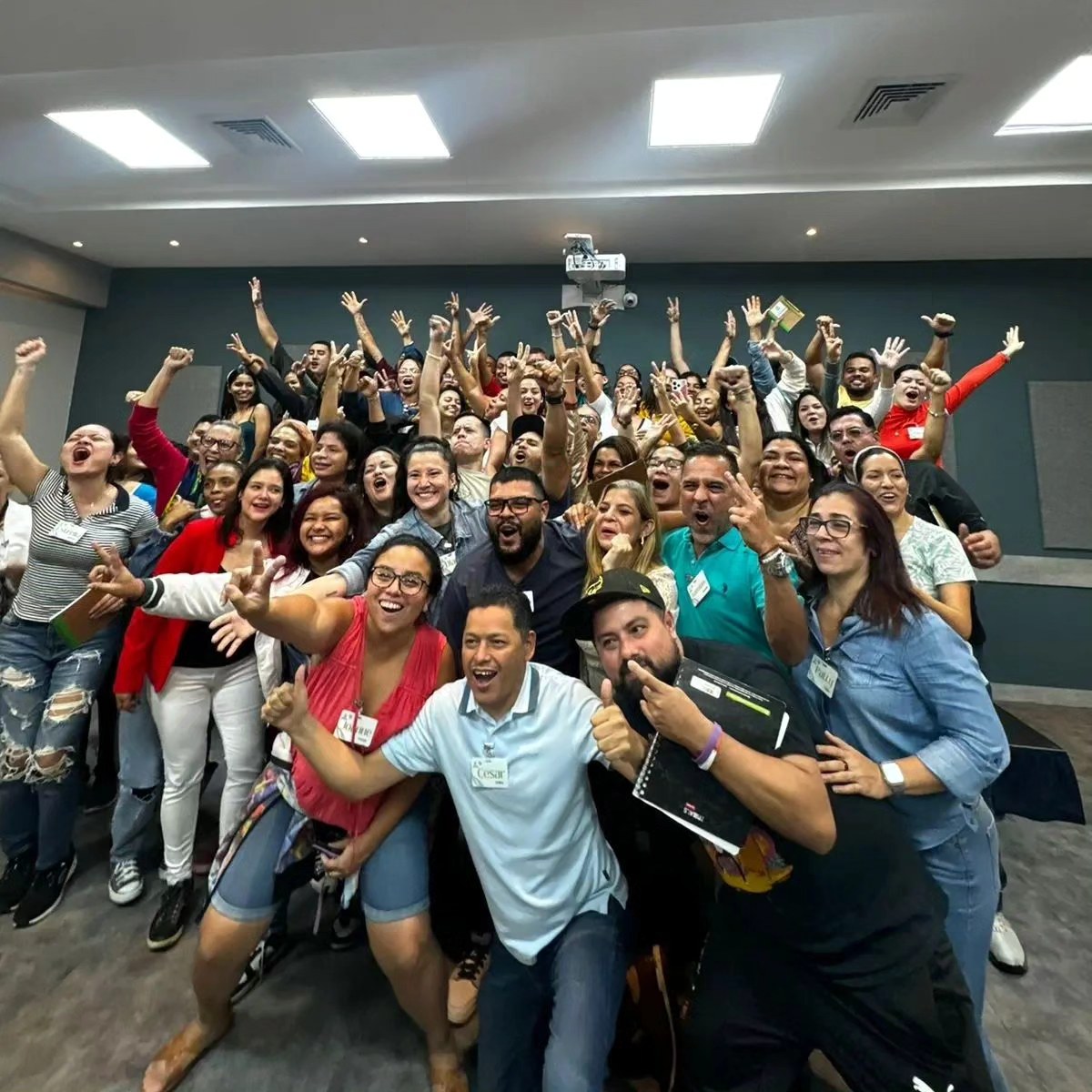 Grupo grande de graduados GOL celebrando en un salón