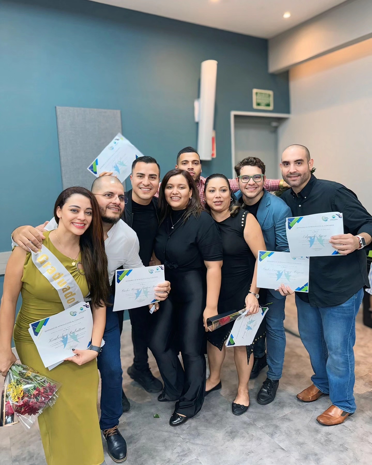 Grupo pequeño de graduados GOL mostrando sus diplomas