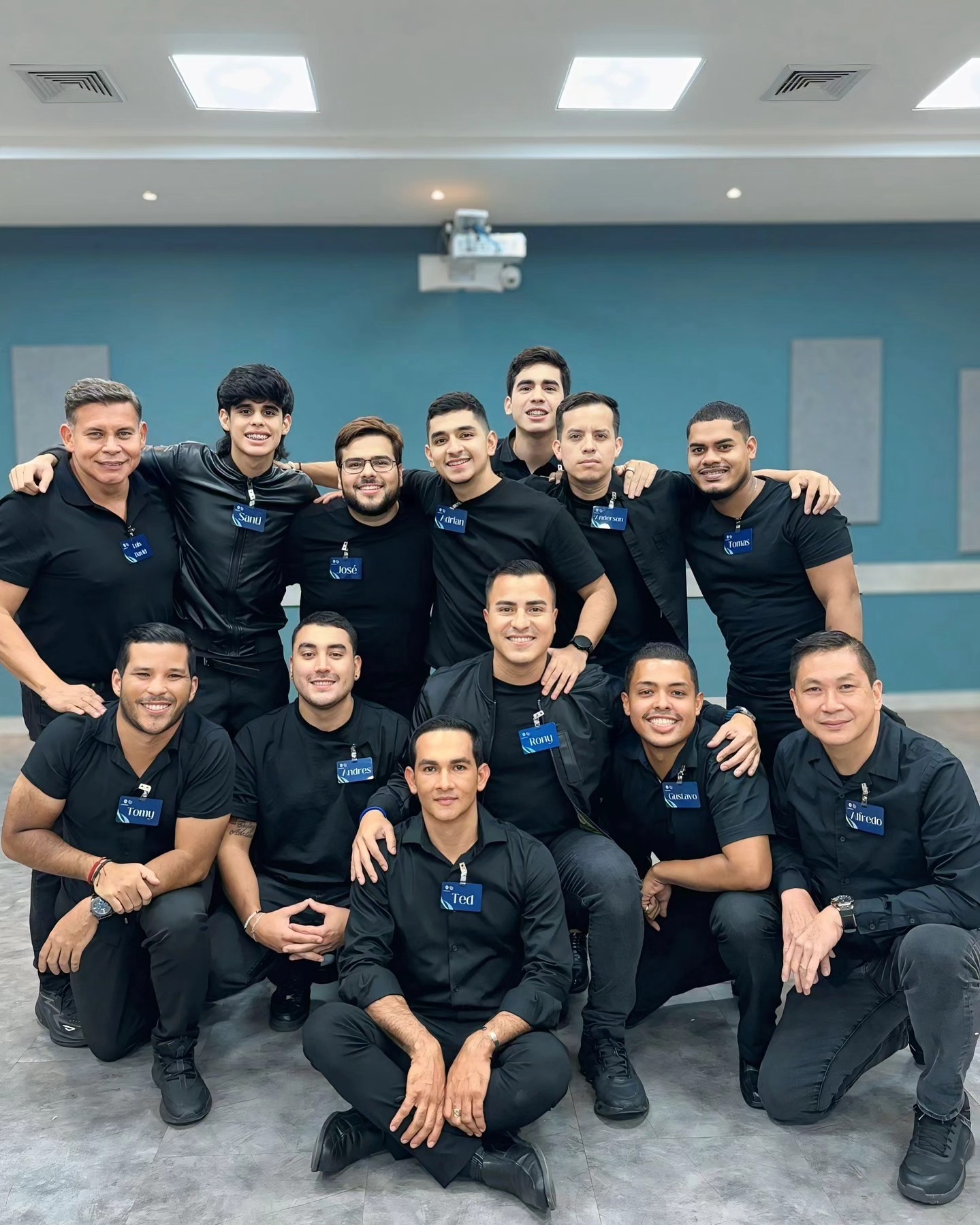 Grupo de hombres graduados GOL posando juntos